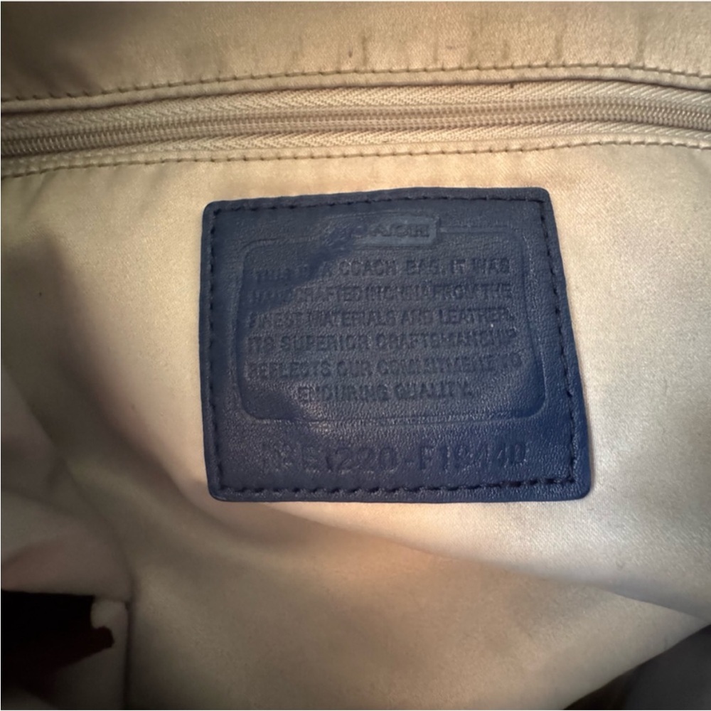 Vintage Coach Laura signature print
Large tote bag in Navy Blue - Picture 11 of 12